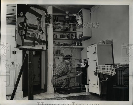 1941 Press Photo Pat, a bachelor , in his clean tiny apartment - Historic Images