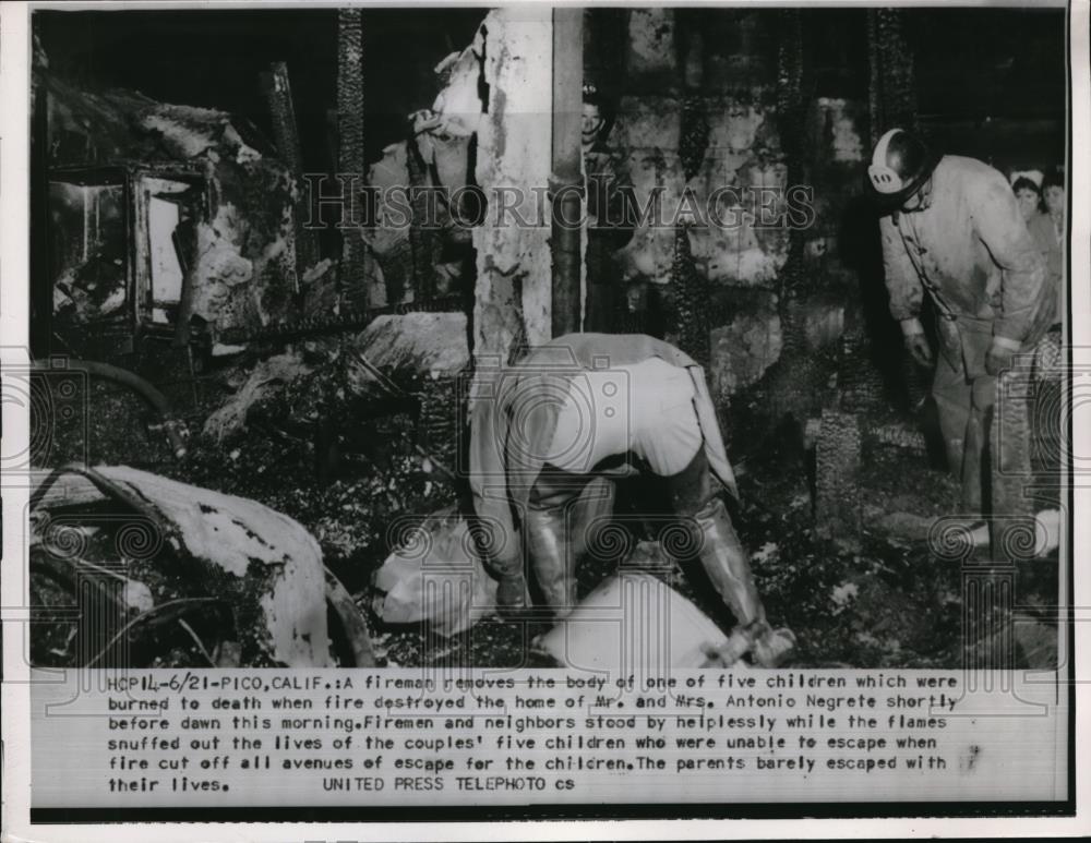 1952 Press Photo Pico Calif firemen remove kids bodies from Negrete home fire - Historic Images