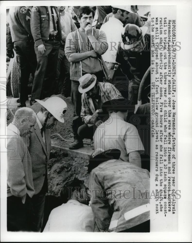 1971 Press Photo Jose Hernandaz With Rescue Workers Near Son - Historic Images