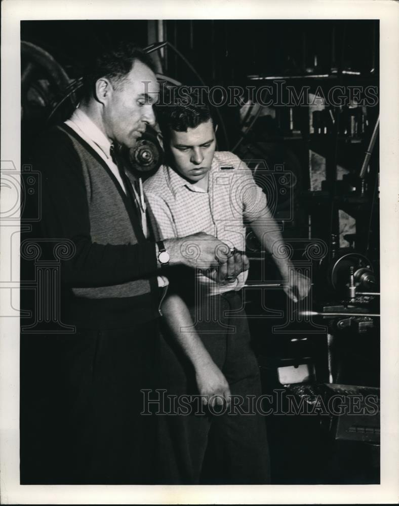 1940 Press Photo Instructor Fred Egli Metal fittings &amp; student &amp; vernier scale - Historic Images