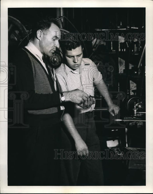 1940 Press Photo Instructor Fred Egli Metal fittings & student & vernier scale - Historic Images