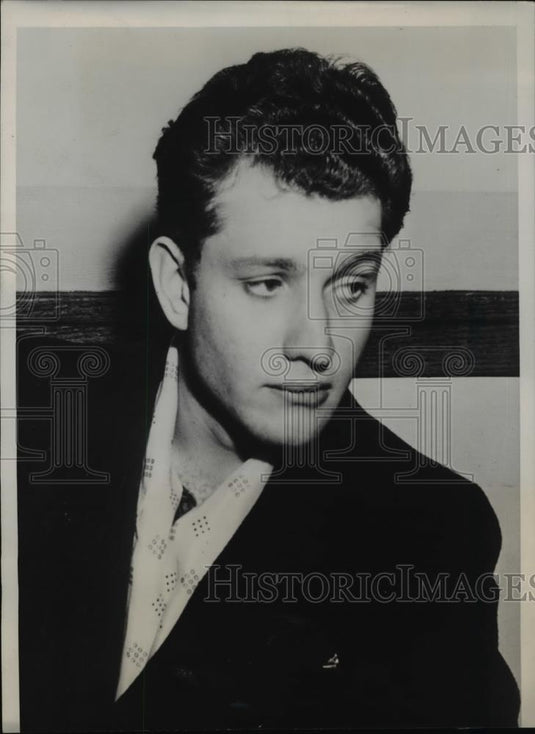1939 Press Photo Omaha Nebraska, Robert Schiffler at police announced he's - Historic Images