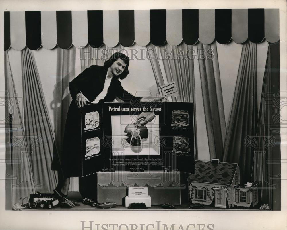 1951 Press Photo Oli industry display of petroleum uses at NY show - Historic Images