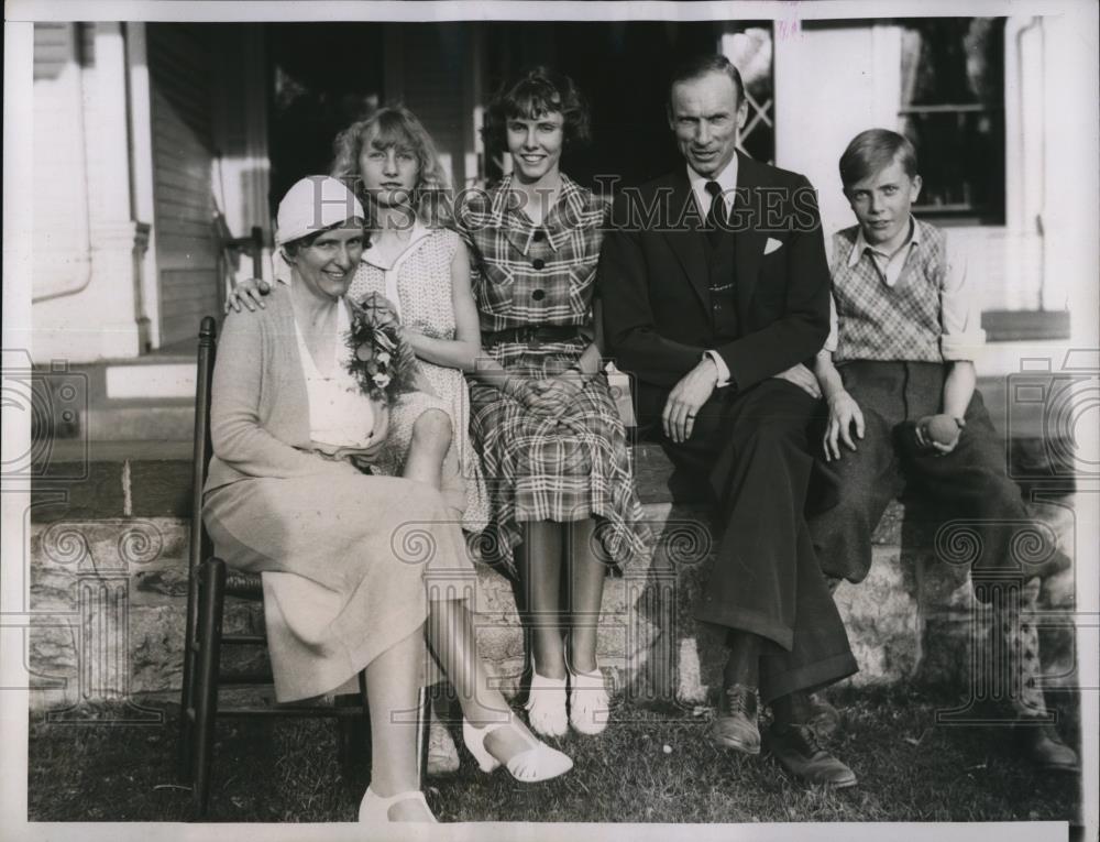 1935 Press Photo Laurens Hickok Seelye with his family - Historic Images