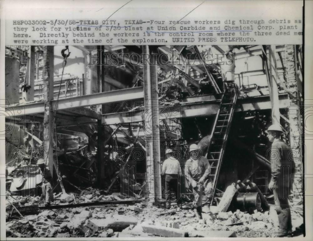 1958 Press Photo Rescue workers dig debris at Union Carbide and Chemical Corp. - Historic Images