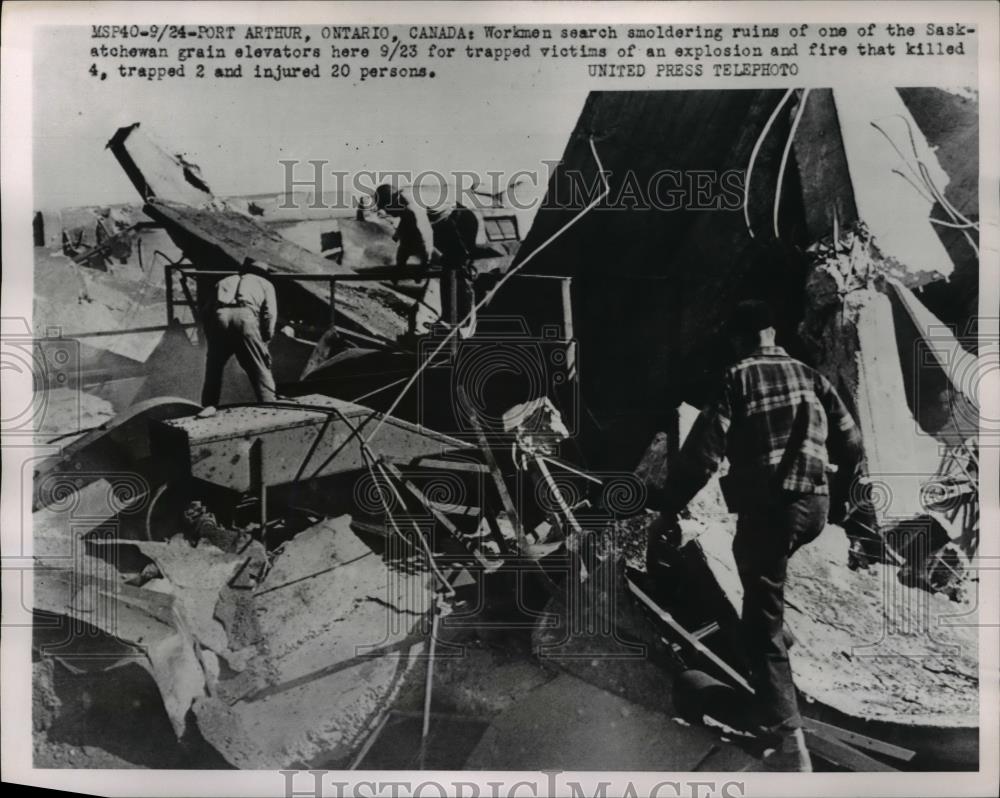 1952 Press Photo Checking in the Sasktchewan grain remains after huge fire - Historic Images