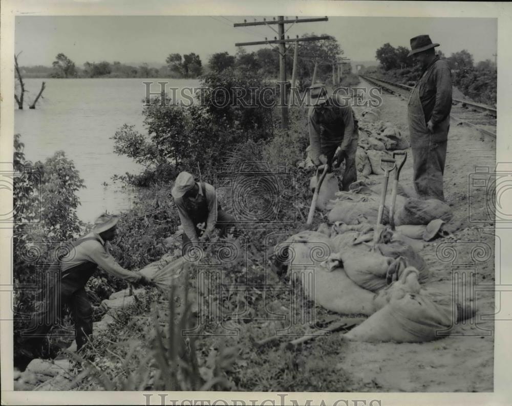 1947 Press Photo Rulo Nebraska workers sandbag to save RR tracks from floods - Historic Images