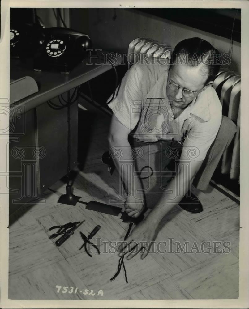 1952 Press Photo Electrician show how Flexiduct over the floor Wiring - Historic Images