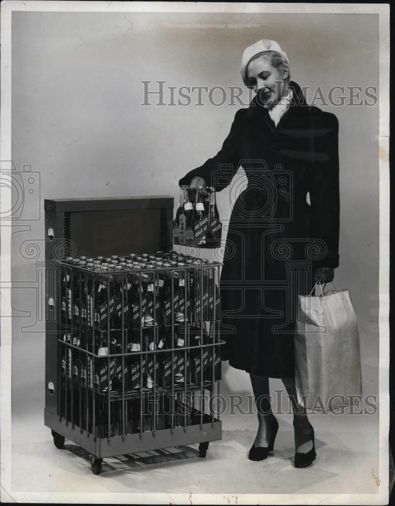 1950 Press Photo New Sales Dispenser Foundry Company Retail Goods Cartons Pepsi - Historic Images