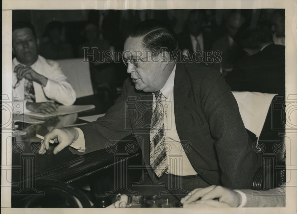 1937 Press Photo First Assistant Postmaster General W W Howes in discussion with - Historic Images