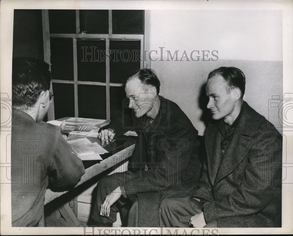 1946 Press Photo Identical Twins John and James Robbins interviewed at Fort Dix - Historic Images