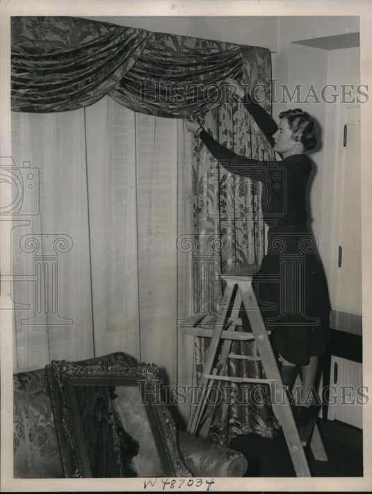1939 Press Photo Mrs. Harry Woodring , secretary of war's wife fix her curtains - Historic Images