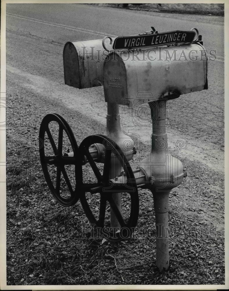 1969 Press Photo Argyle Wisconsin Mailbox Rural Area Artistic Farmer - Historic Images