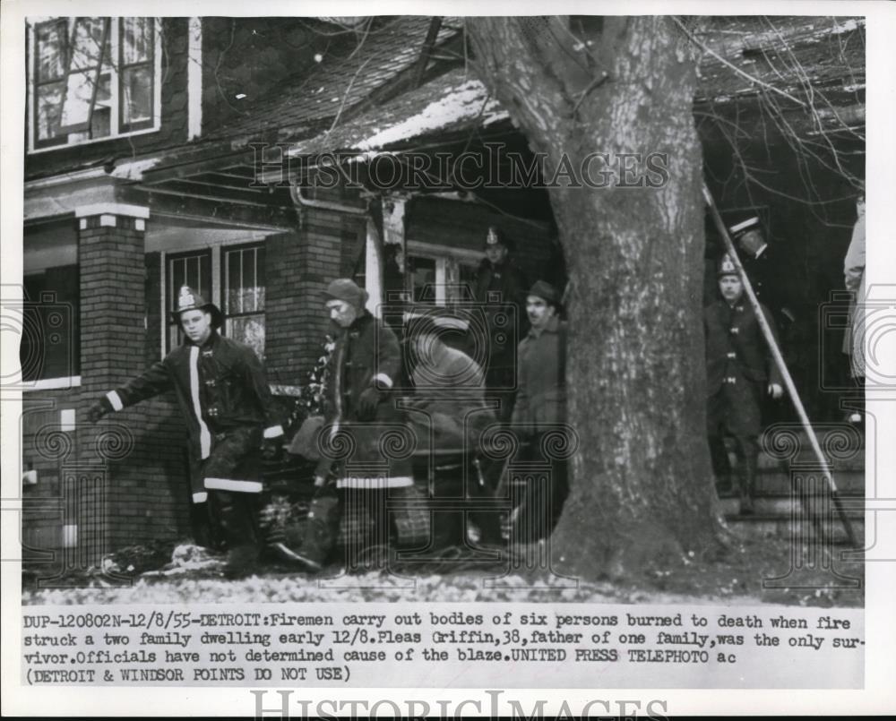 1955 Press Photo Firemen carry out bodies of 6 persons burned to death - Historic Images