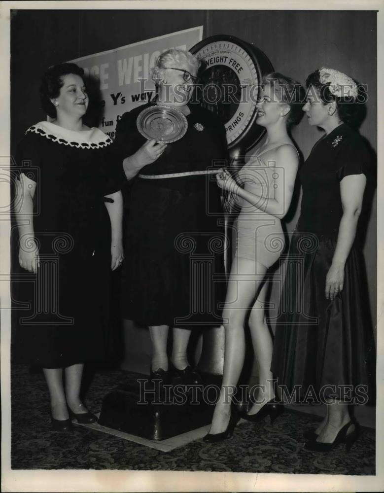 1957 Press Photo Magda Katrein being measured by model Elaine Conte at YMCA - Historic Images