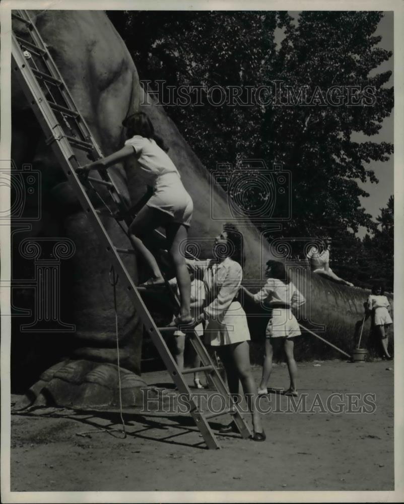 1947 Press Photo Members of the Sat-Teen Club and Beta Signa Phi cleaning - Historic Images