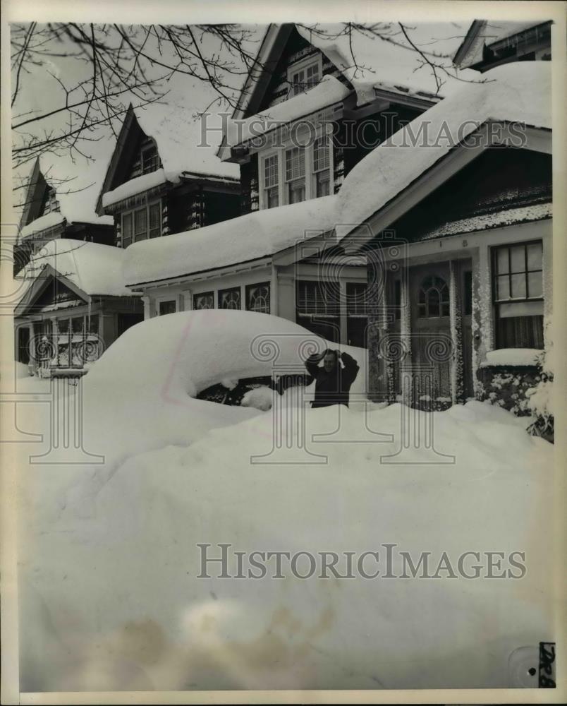 1947 Press Photo Houses and a car covered with snow - Historic Images