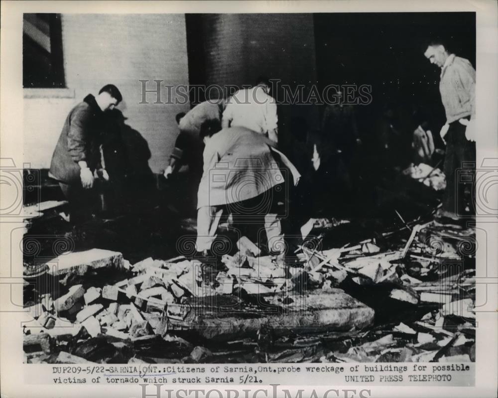 1953 Press Photo Sarnia Ontario Citizens of Sarnia probe wreckage of buildings - Historic Images