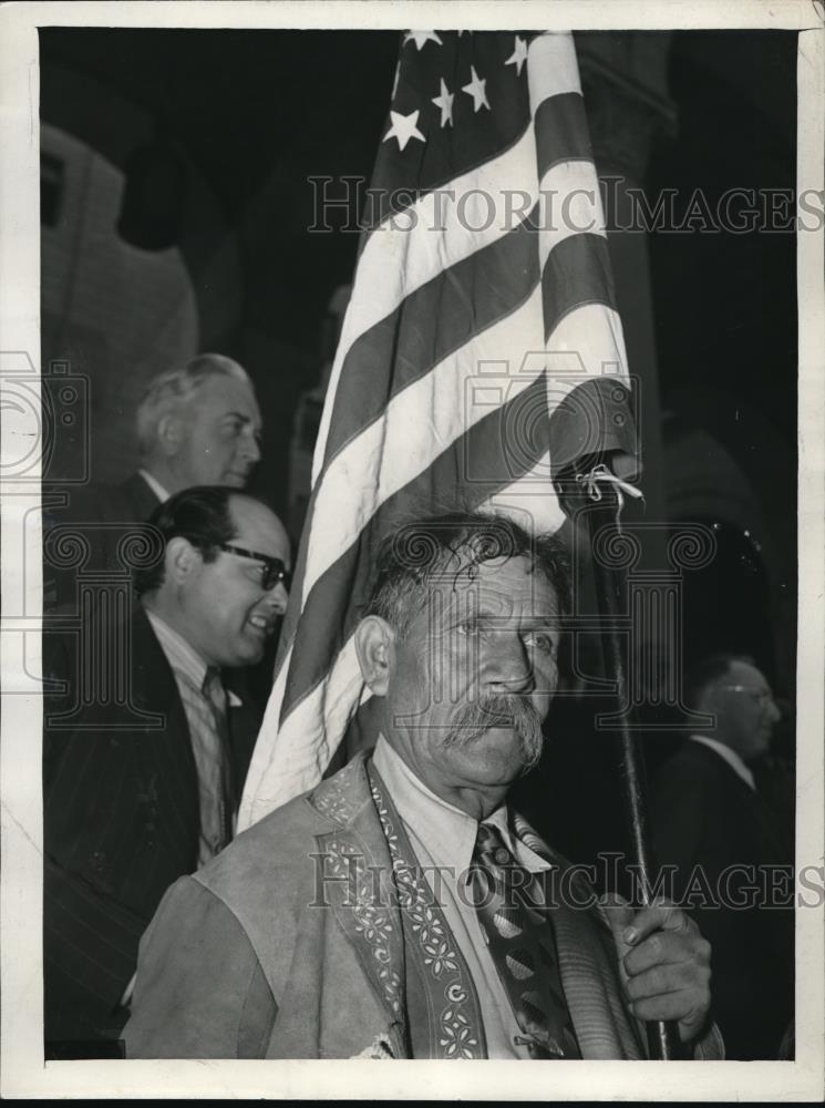 1943 Press Photo Son of Mexico watches festivities of Cinco de Mayo - Historic Images