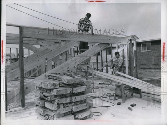 1962 Press Photo Roy Vidmar & Bill Menar of Corlett Luber Co ona building site - Historic Images