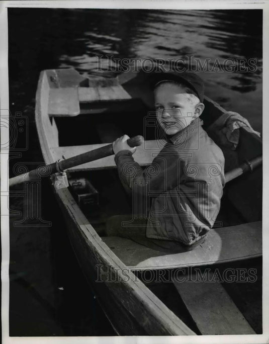 1956 Press Photo Milford Mass Robert R Spingek Jr in a row boat - Historic Images