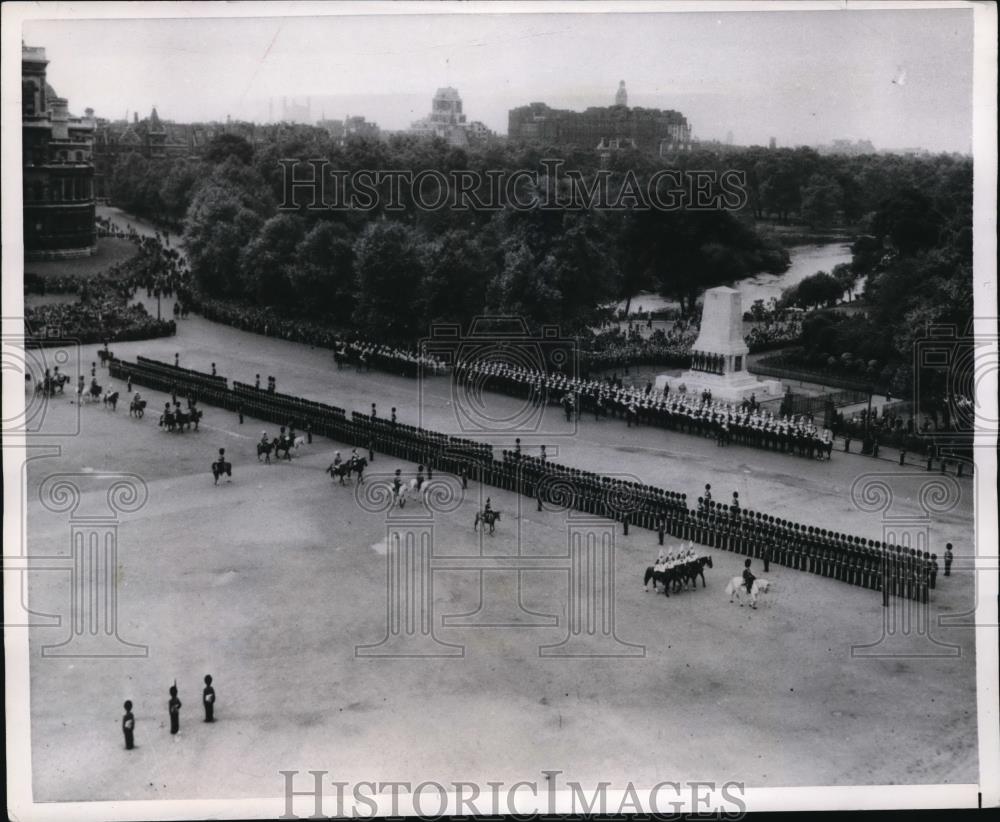 1957 Press Photo Household cavalry as Her Majesty inspects troops - Historic Images