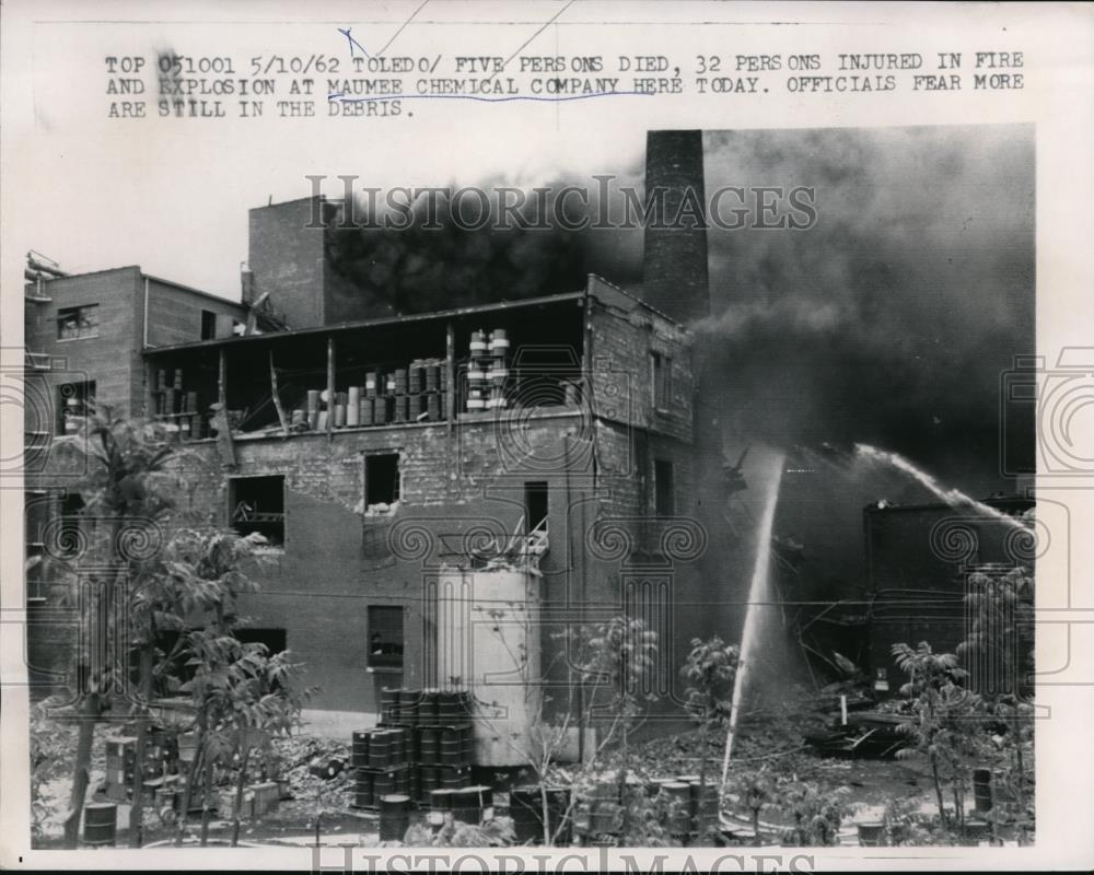 1962 Press Photo Wreckage of Maumee Chemical Co fire in Toledo Ohio - Historic Images