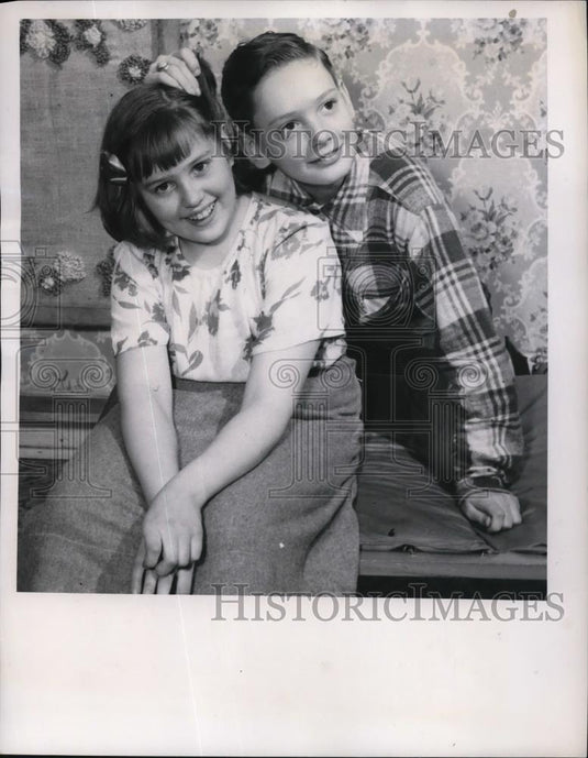 1951 Press Photo Sharon & Clyde Jr Headly ticking noise in ear stumps doctors - Historic Images