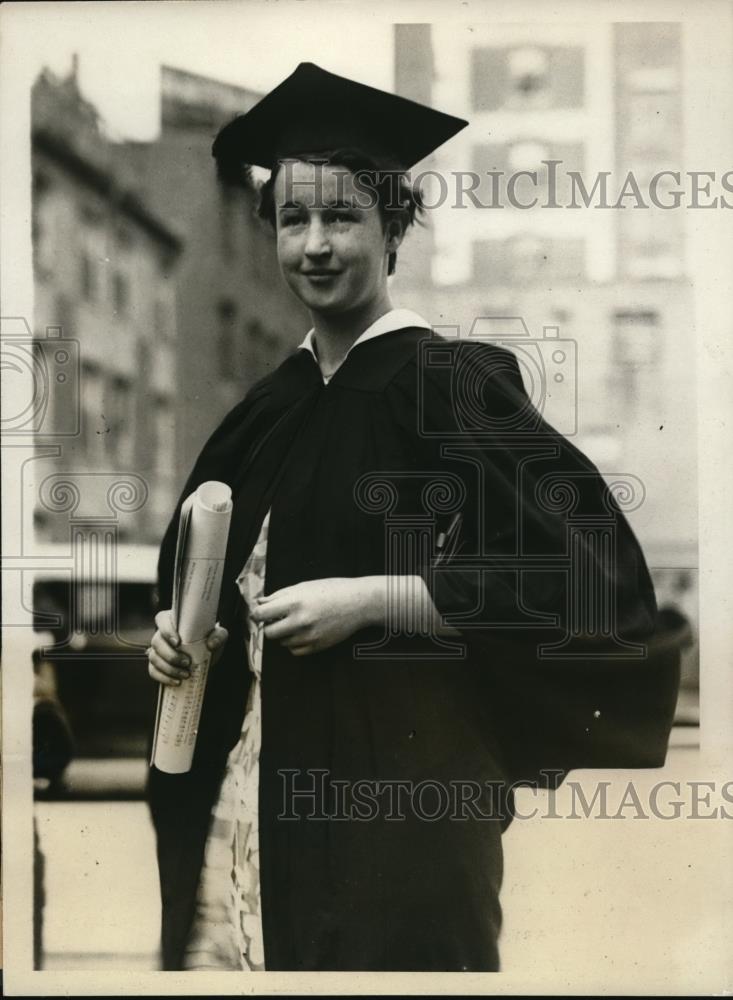 1931 Press Photo Carolyn Fiske Boston Univ graduating class at age 17 - Historic Images