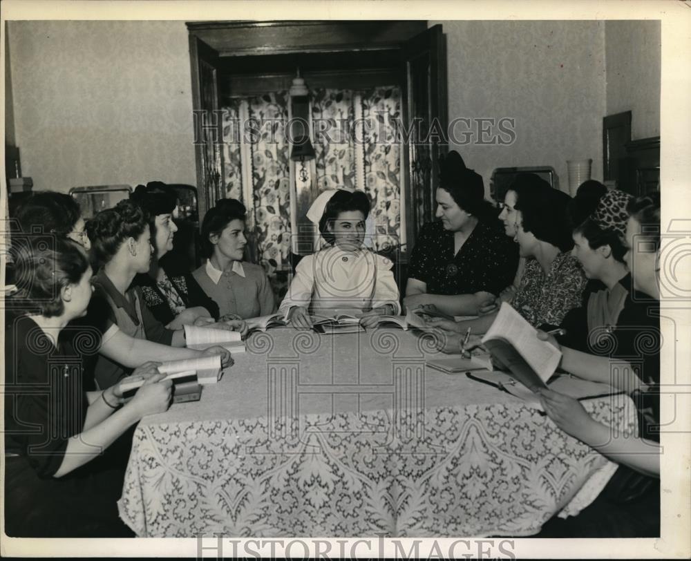 1943 Press Photo Home Nursing Class in session - Historic Images