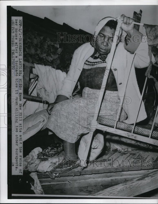 1955 Press Photo Emma Mae Hill, devastated with the after effect of the tornado - Historic Images