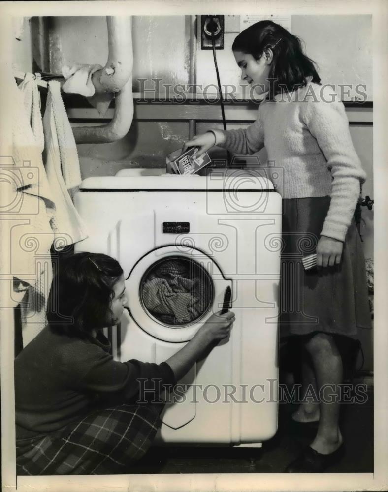 1949 Press Photo Heleneza Dinitza, 11 (sitting) &amp; Eleni Straveza, 13 - Historic Images