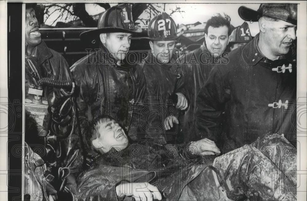 1961 Press Photo Firemen carrying an injured man - Historic Images