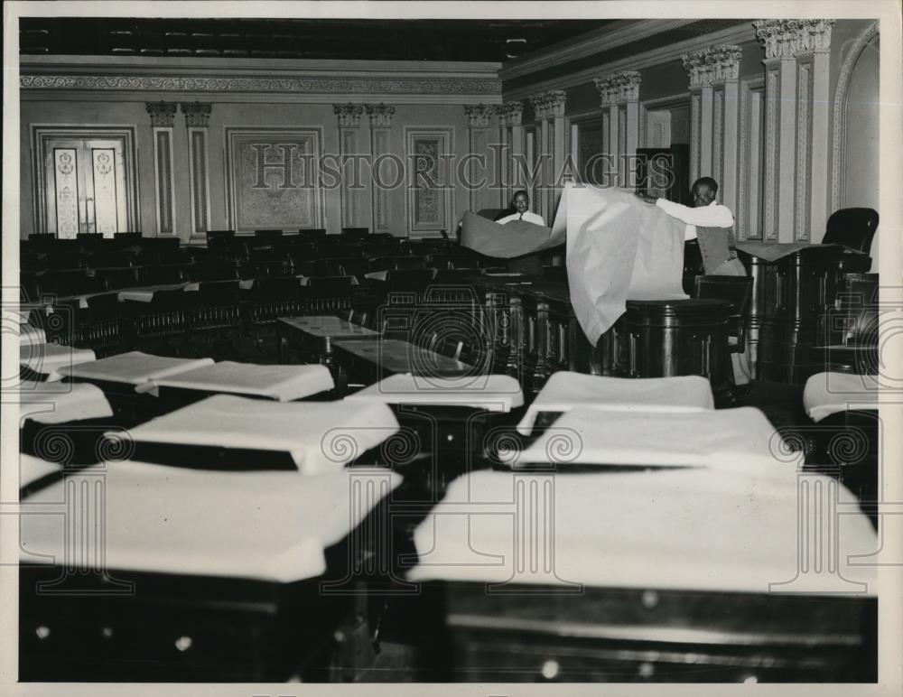 1939 Press Photo Workmen removing paper coverings from the desks - Historic Images