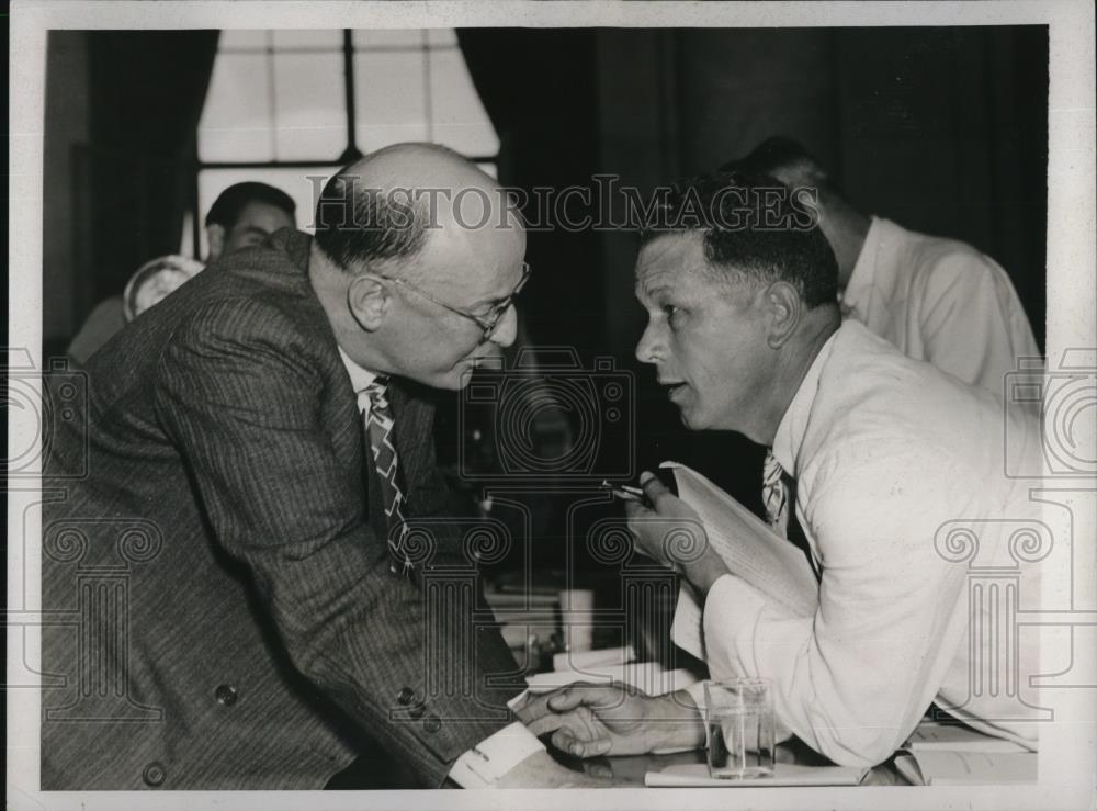 1937 Press Photo Tom Girdler talking to Sen Allen J Ellender at hearing into - Historic Images