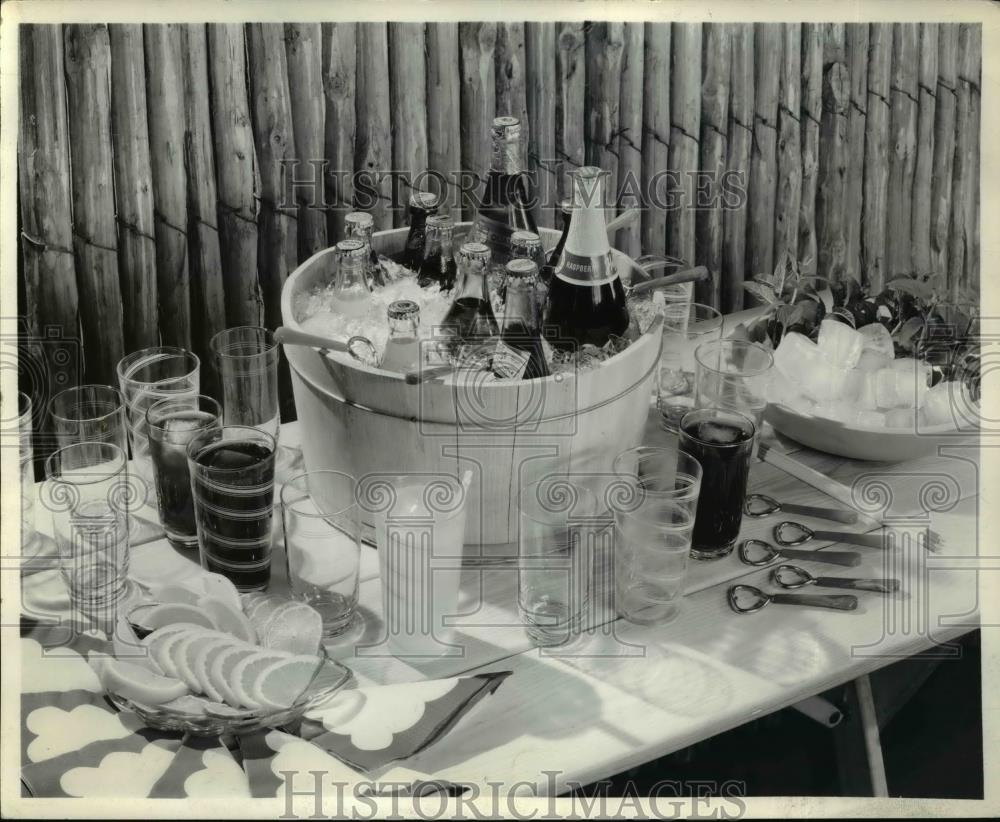 1941 Press Photo Drinks at Party - Historic Images