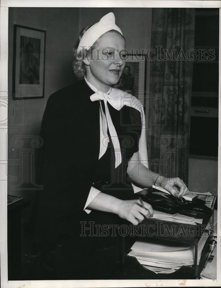 1937 Press Photo 25 years old woman accused of stealing $220,000 - Historic Images