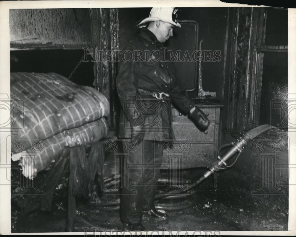 1936 Press Photo Fireman points where 3 kids died in a Wash DC fire - Historic Images