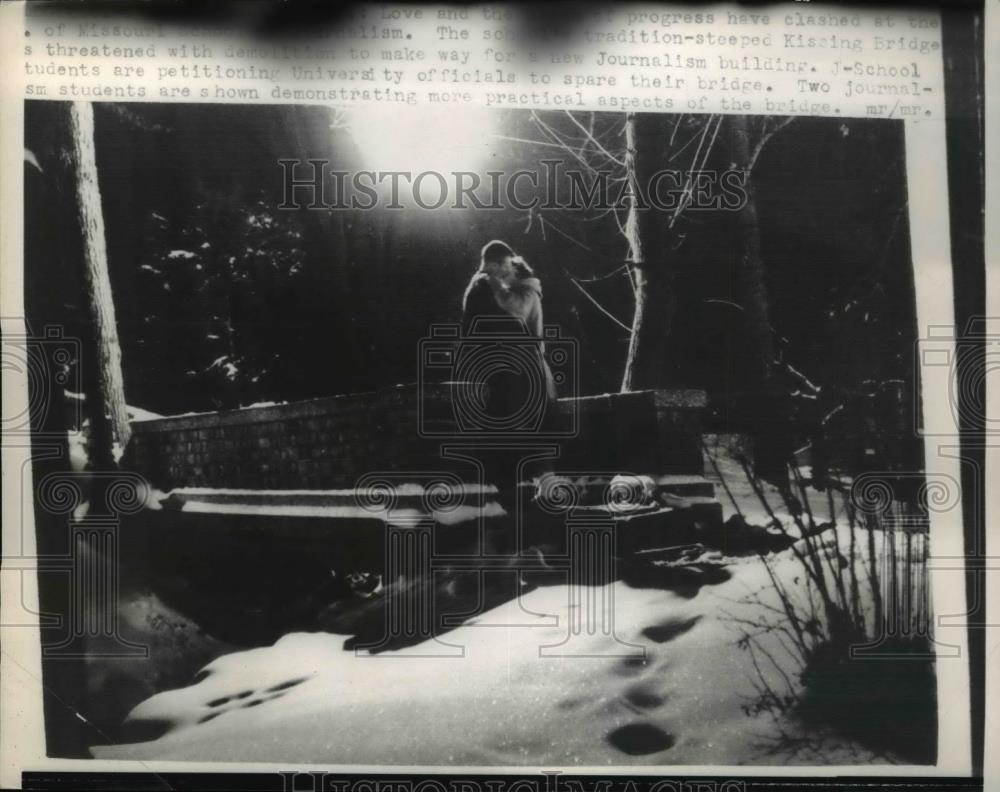 1960 Press Photo The school&#39;s tradition steeped Kissing Bridge - Historic Images