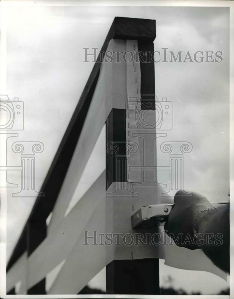 1960 Press Photo Proper Fencing Techniques For Fence Construction - Historic Images