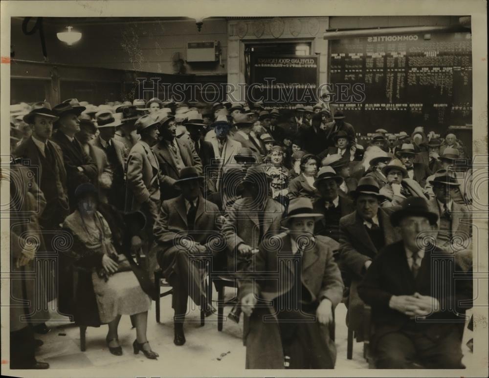 1933 Press Photo Scene in the office of Fenner, Beane and Ungerleider - Historic Images