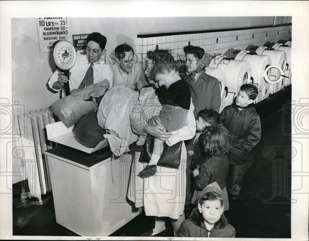 1946 Press Photo Self-Service Laundry Owner Louis Stein, Bernard Fishman Chicago - Historic Images