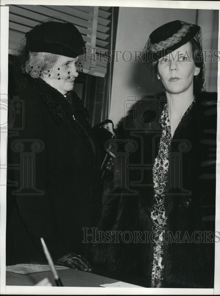 1940 Press Photo Mrs. Walter Schwuchow with Miss Frances Hansbury - Historic Images