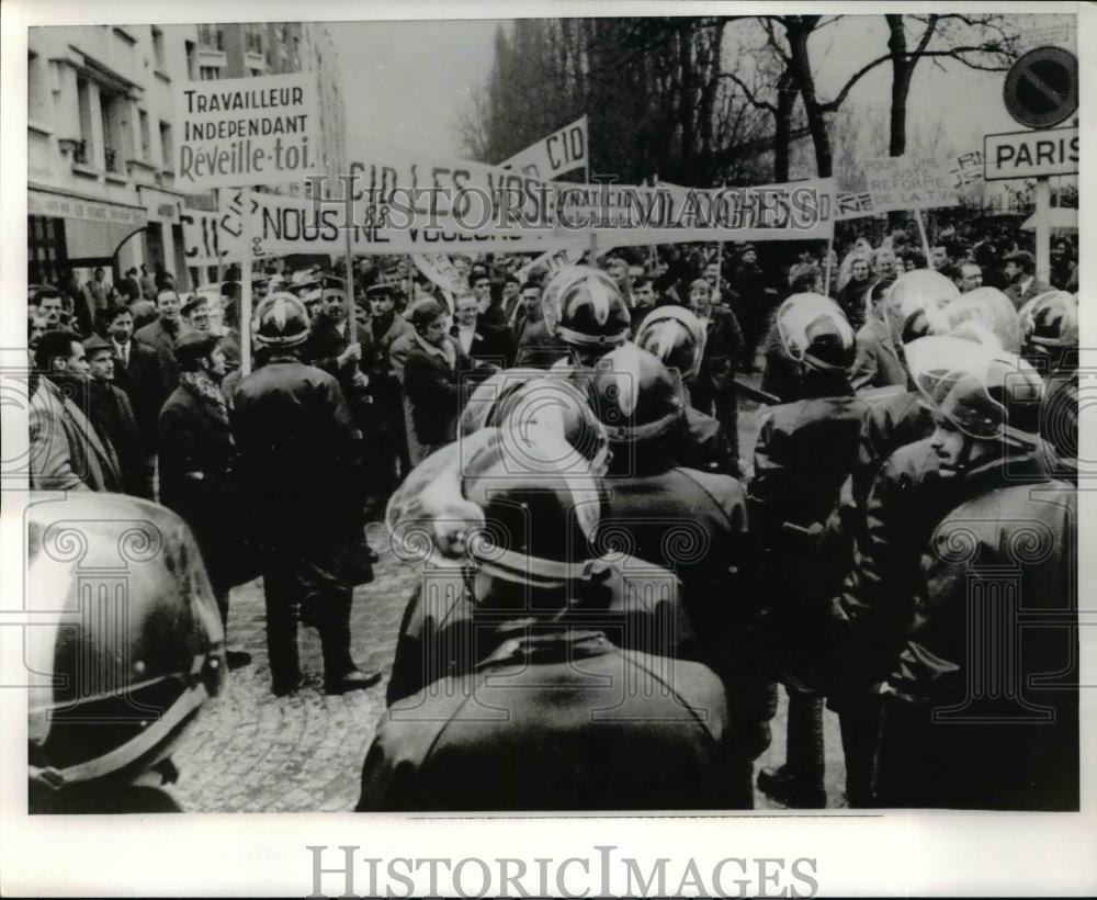 1970 Press Photo Riot Police Block Demonstrating Shopkeepers in Paris - Historic Images