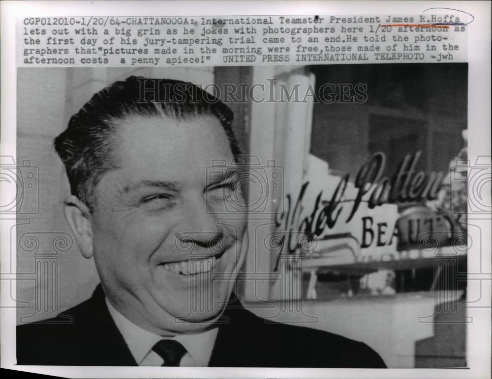1964 Press Photo Chattanooga Teamster President James Hoffa grins and jokes with - Historic Images
