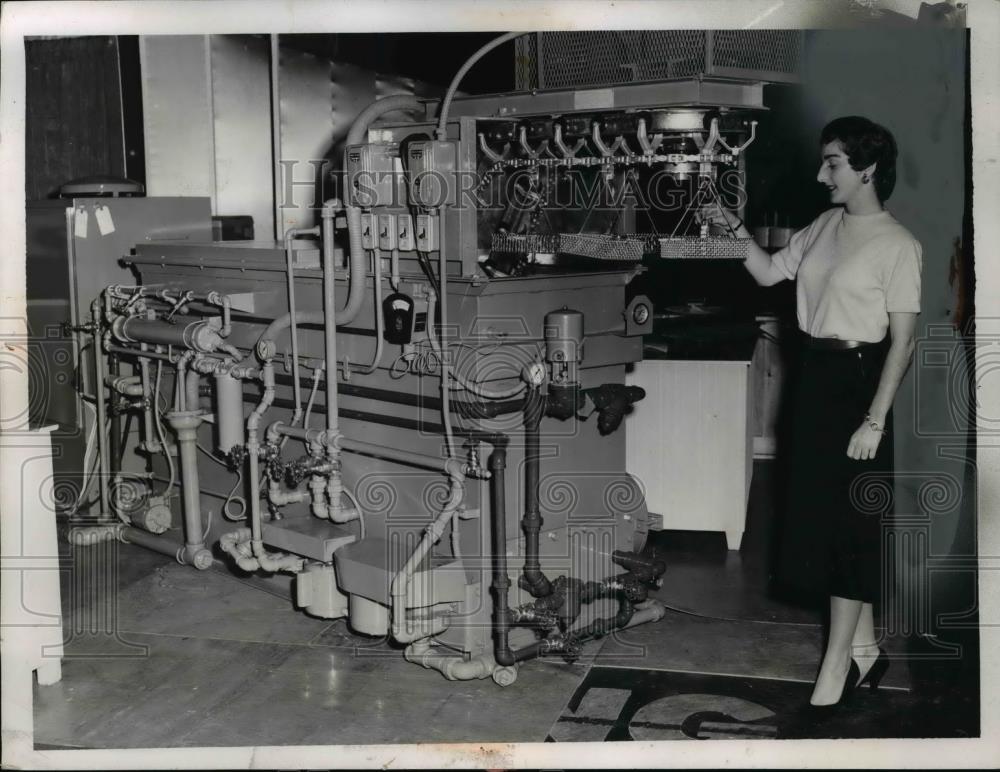 1956 Press Photo Derex Chemical Inc Dolly Casey &amp; ultrasonic cleaning machine - Historic Images