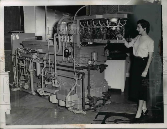 1956 Press Photo Derex Chemical Inc Dolly Casey & ultrasonic cleaning machine - Historic Images