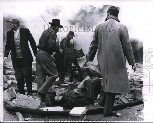 1956 Press Photo The injured fireman after the restaurant fire in Indiana - Historic Images