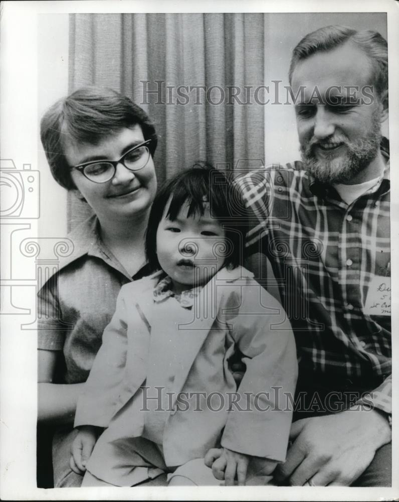 1970 Press Photo Mr. and Mrs. LaVayne Dunslaff with their adopted daughter - Historic Images