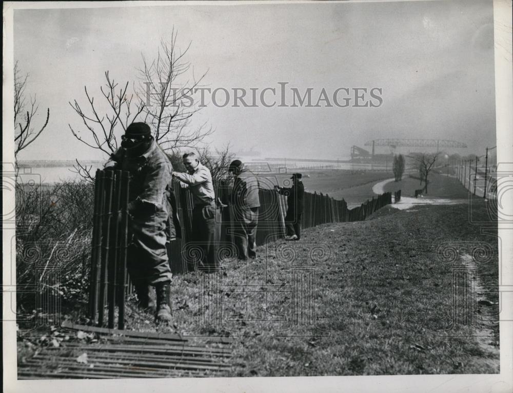 1947 Press Photo Storm Fence clean up at Lake Front - Historic Images